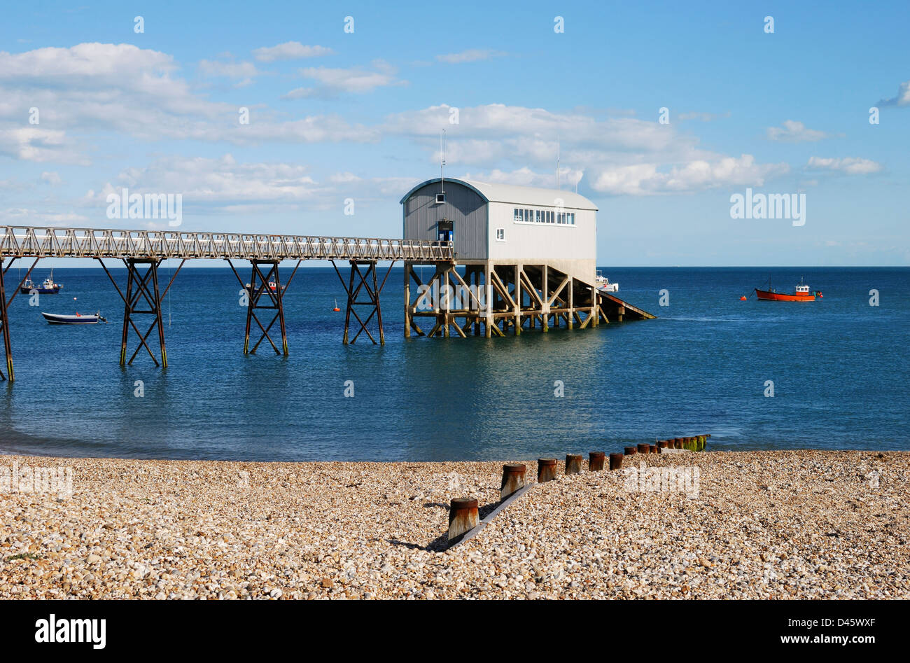 Rettungsstation auf Stelzen im Meer vor Selsey. West Sussex. England Stockfoto