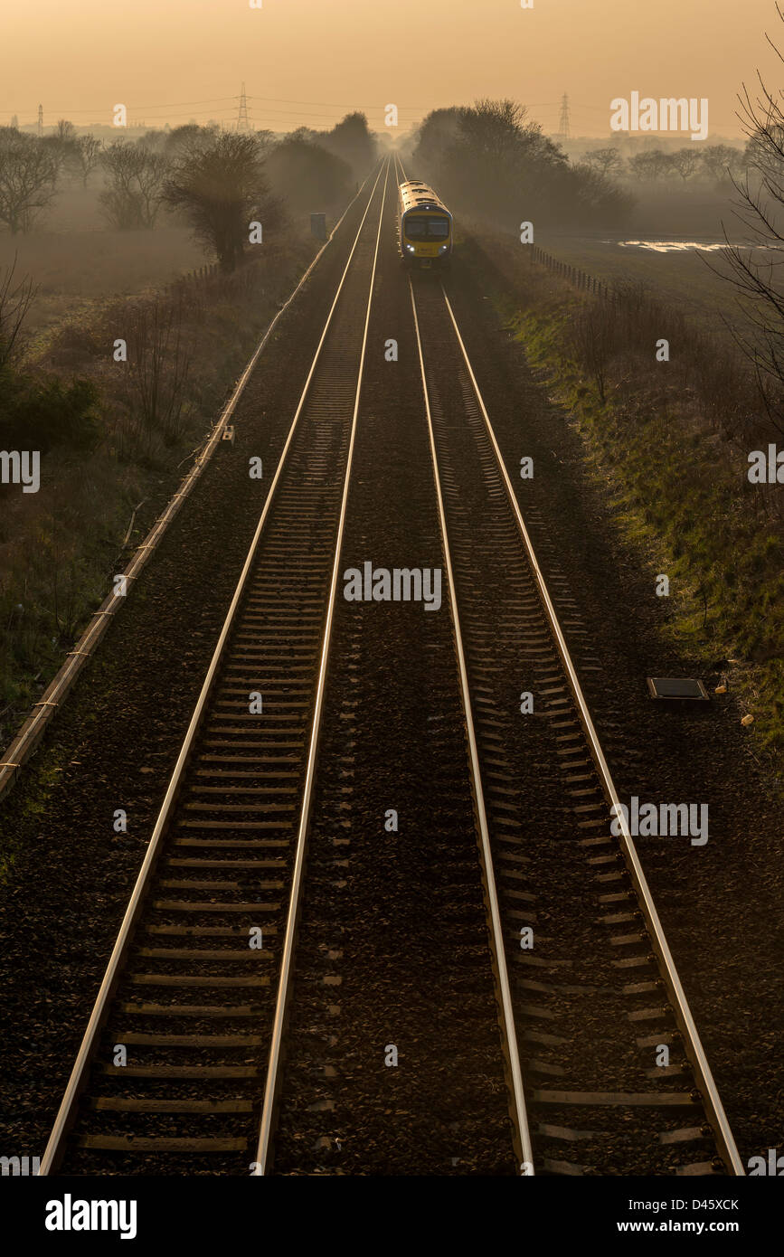 BR 185 Diesel Schiene zunächst mehrere Ganzzug DMU auf dem Weg von Liverpool nach Scarborough an einem nebligen Abend. Stockfoto