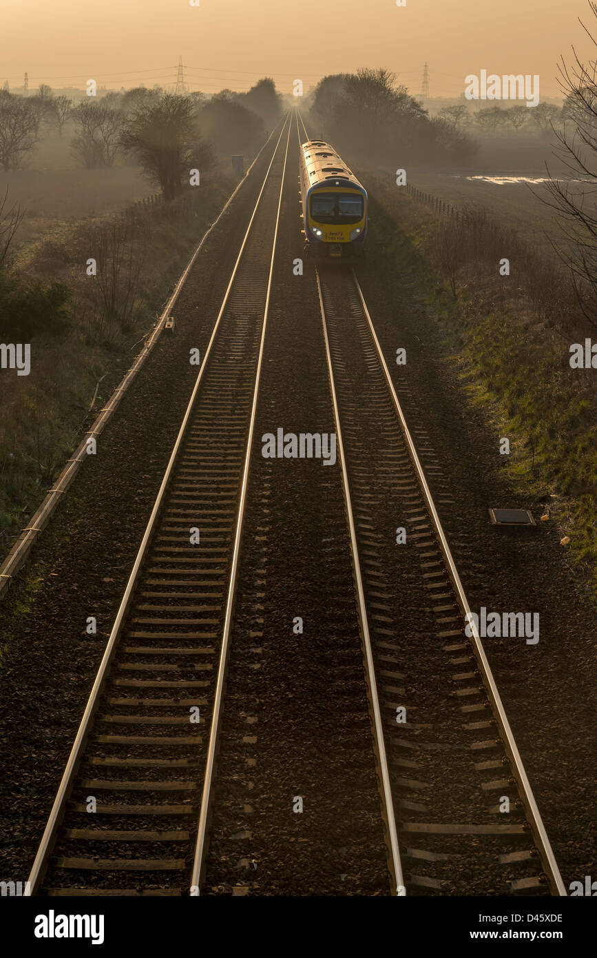 BR 185 Diesel Schiene zunächst mehrere Ganzzug DMU auf dem Weg von Liverpool nach Scarborough an einem nebligen Abend. Stockfoto