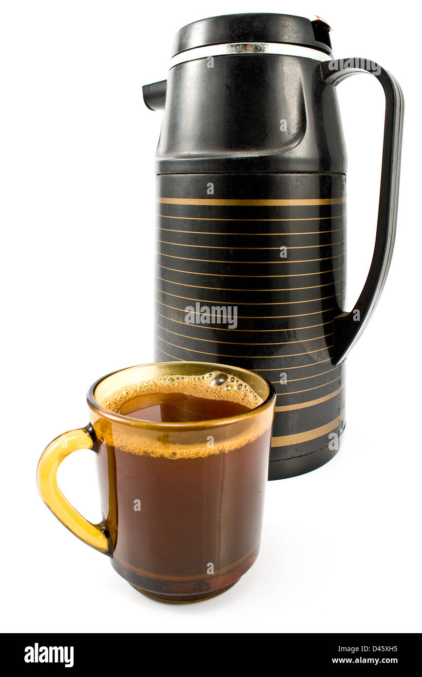 Tasse Kaffee mit schwarzen Thermoskanne isoliert auf weiss Stockfoto