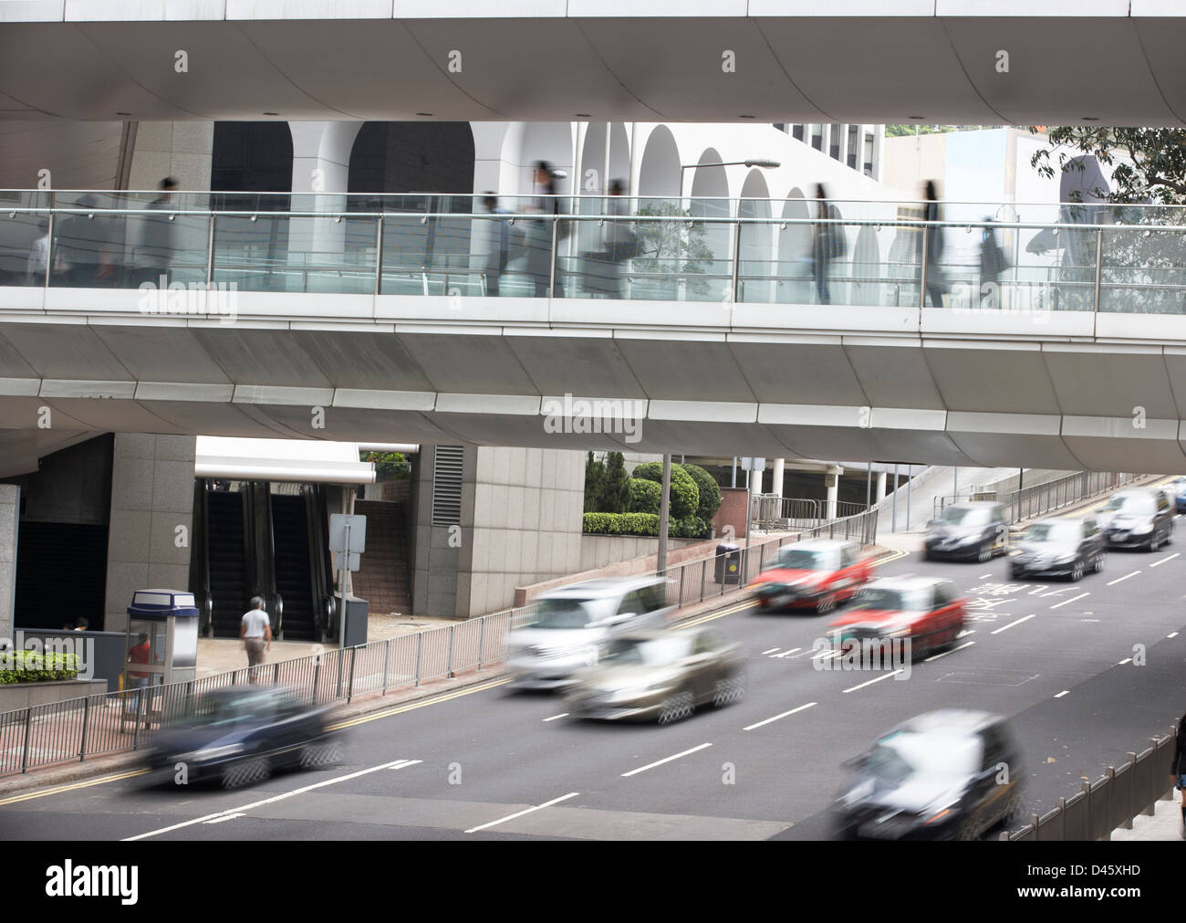 Verkehr entlang der viel befahrenen Straße in Hong Kong Stockfoto