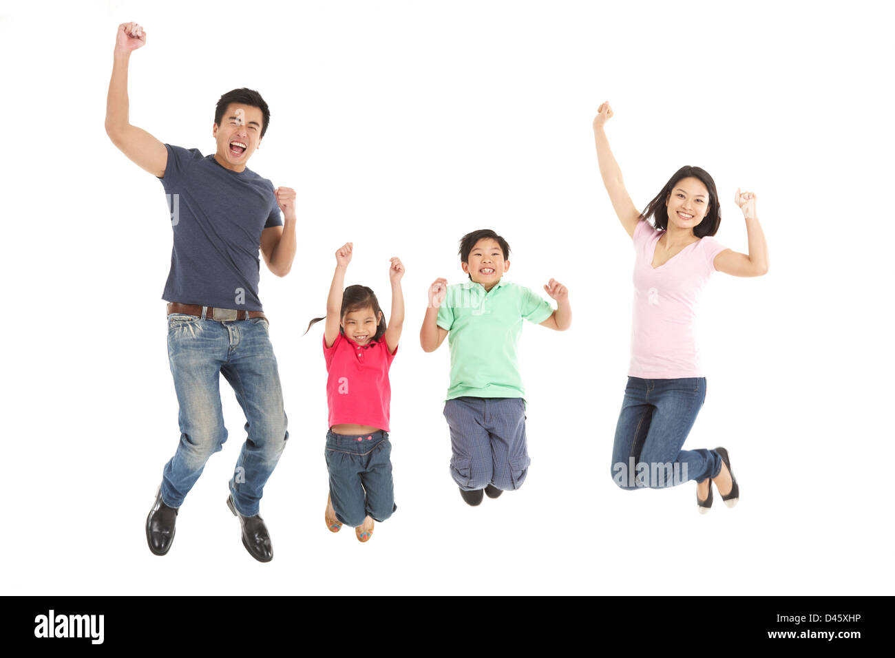 Studioaufnahme des chinesischen Familie springen In Luft Stockfoto