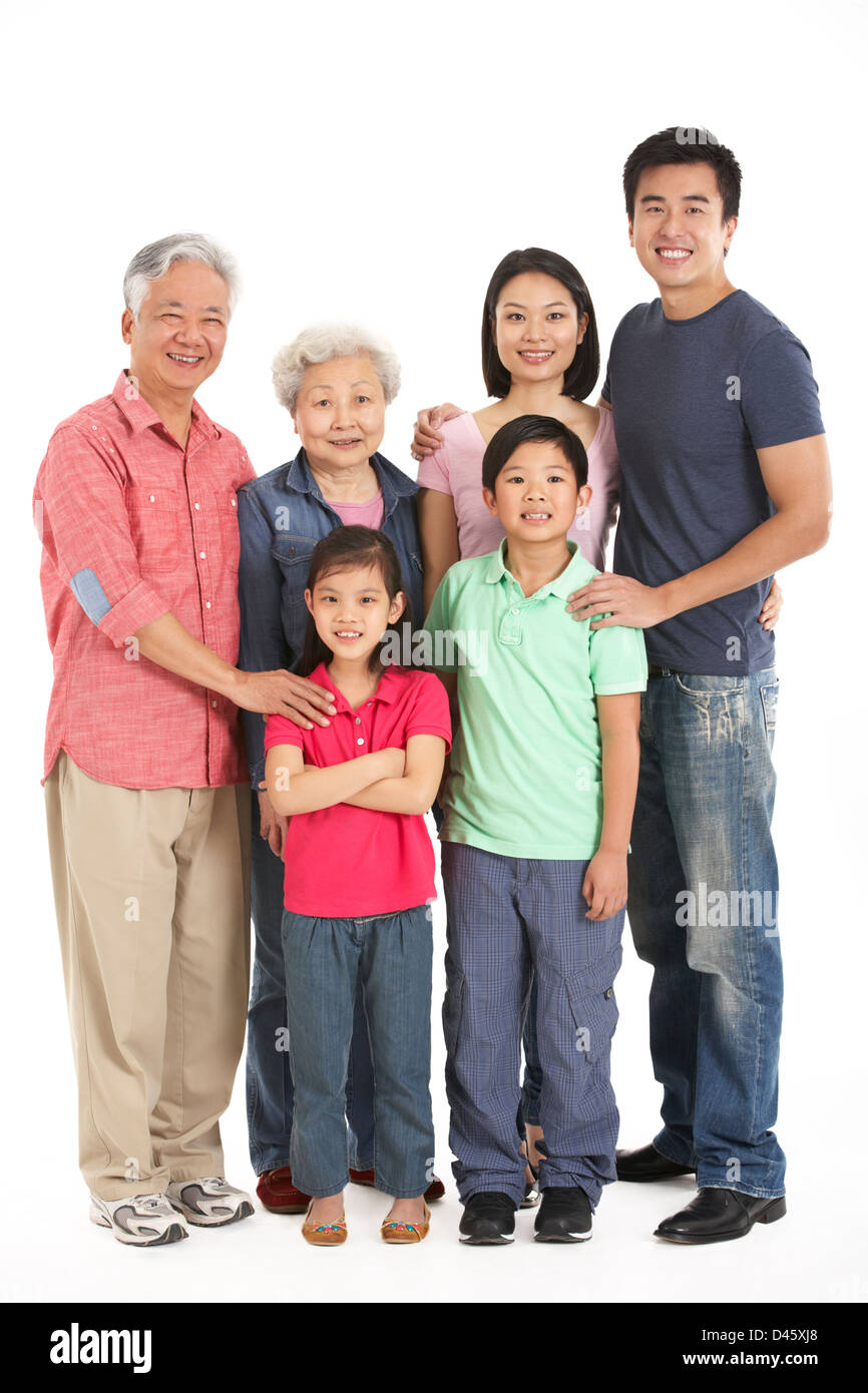 Voller Länge Studioaufnahme des chinesischen mehr-Generationen-Familie Stockfoto