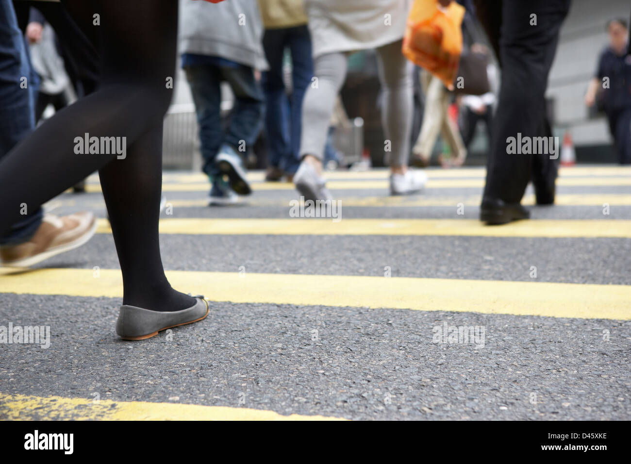 Nahaufnahme von Pendlern Füße beschäftigt Hong Kong Straße überqueren Stockfoto