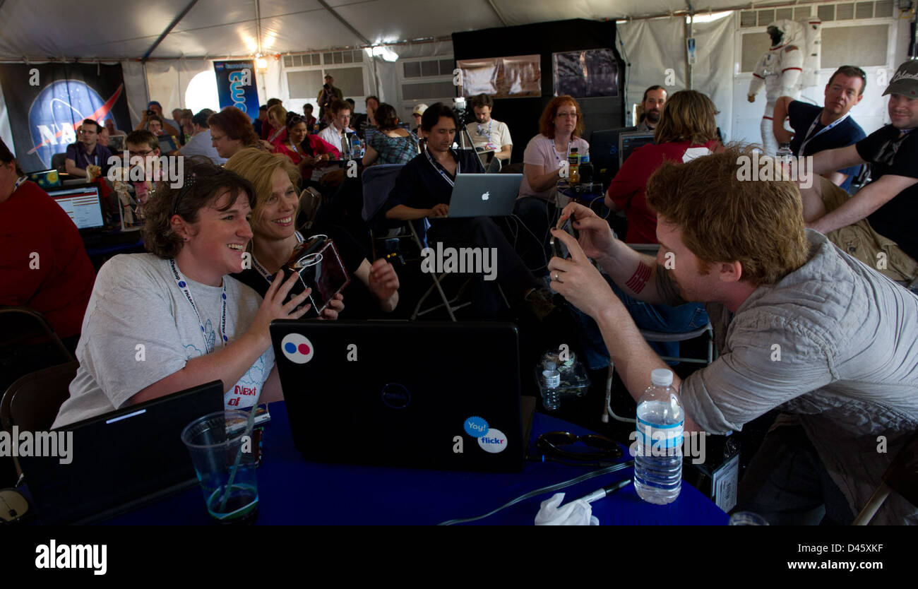Die STS-134 Preflight Events in Cape Canaveral enthielten ein Tweetup mit dem NASA-Astronauten Paul E. Alers und dem Schauspieler Seth Green. Die Veranstaltung ermöglichte es den Teilnehmern, über Twitter zu interagieren und die letzten Missionsvorbereitungen des Space Shuttle Endeavour zu erkunden sowie einen Blick auf die Golden Orb Spider im Kennedy Space Center zu werfen. Stockfoto