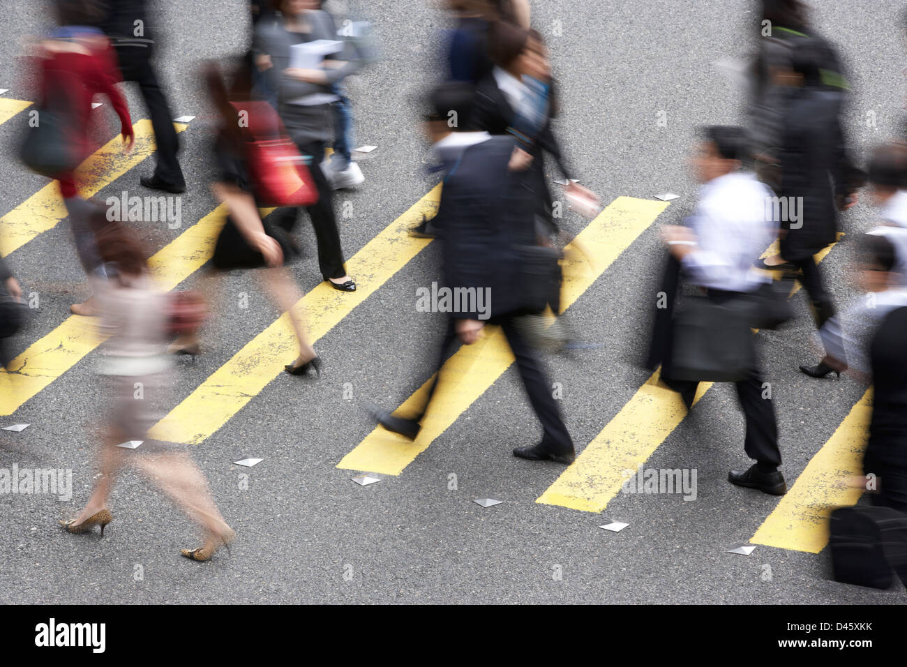Draufsicht von Pendlern besetzt Hong Kong Straße überqueren Stockfoto