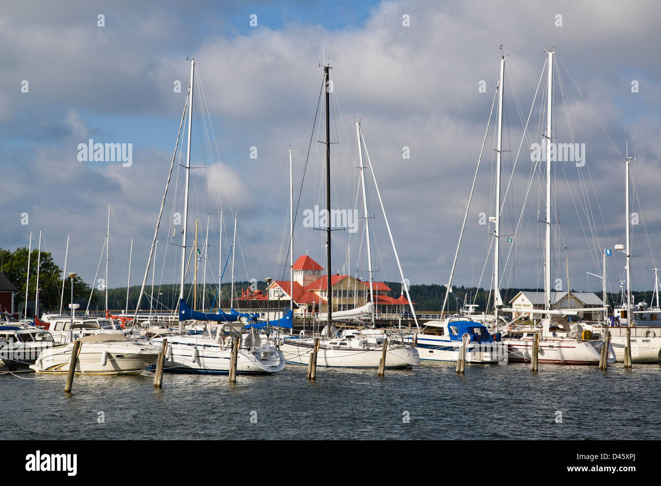 Finnland, Südfinnland, Ekenäs Yachthafen mit Blick auf das Knipan Pier restaurant Stockfoto