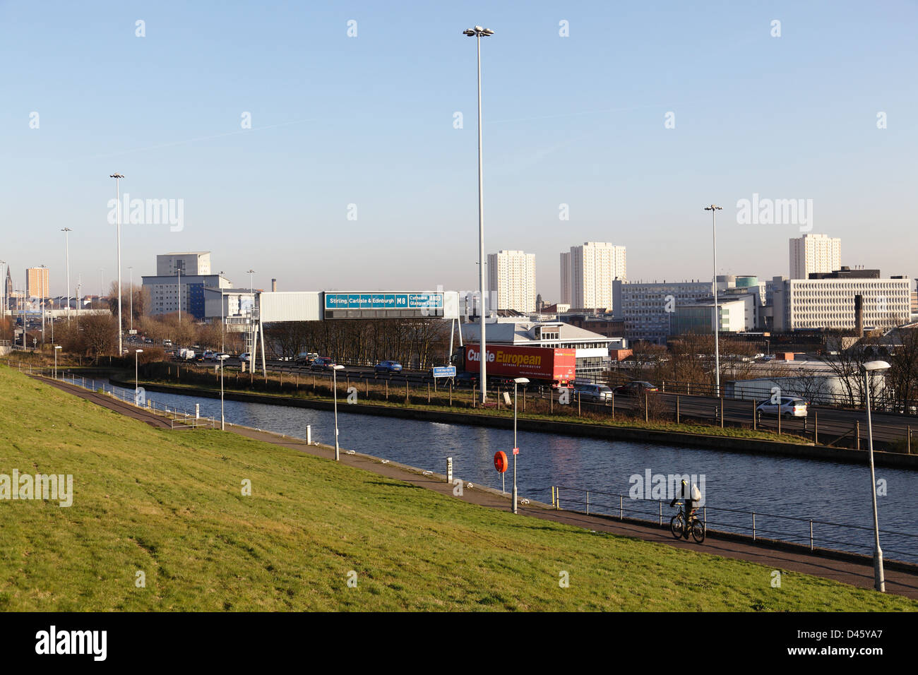 Blick nach Osten auf den Forth und Clyde Canal in Speir's Wharf neben der M8 Motorway, Glasgow, Schottland, Großbritannien Stockfoto