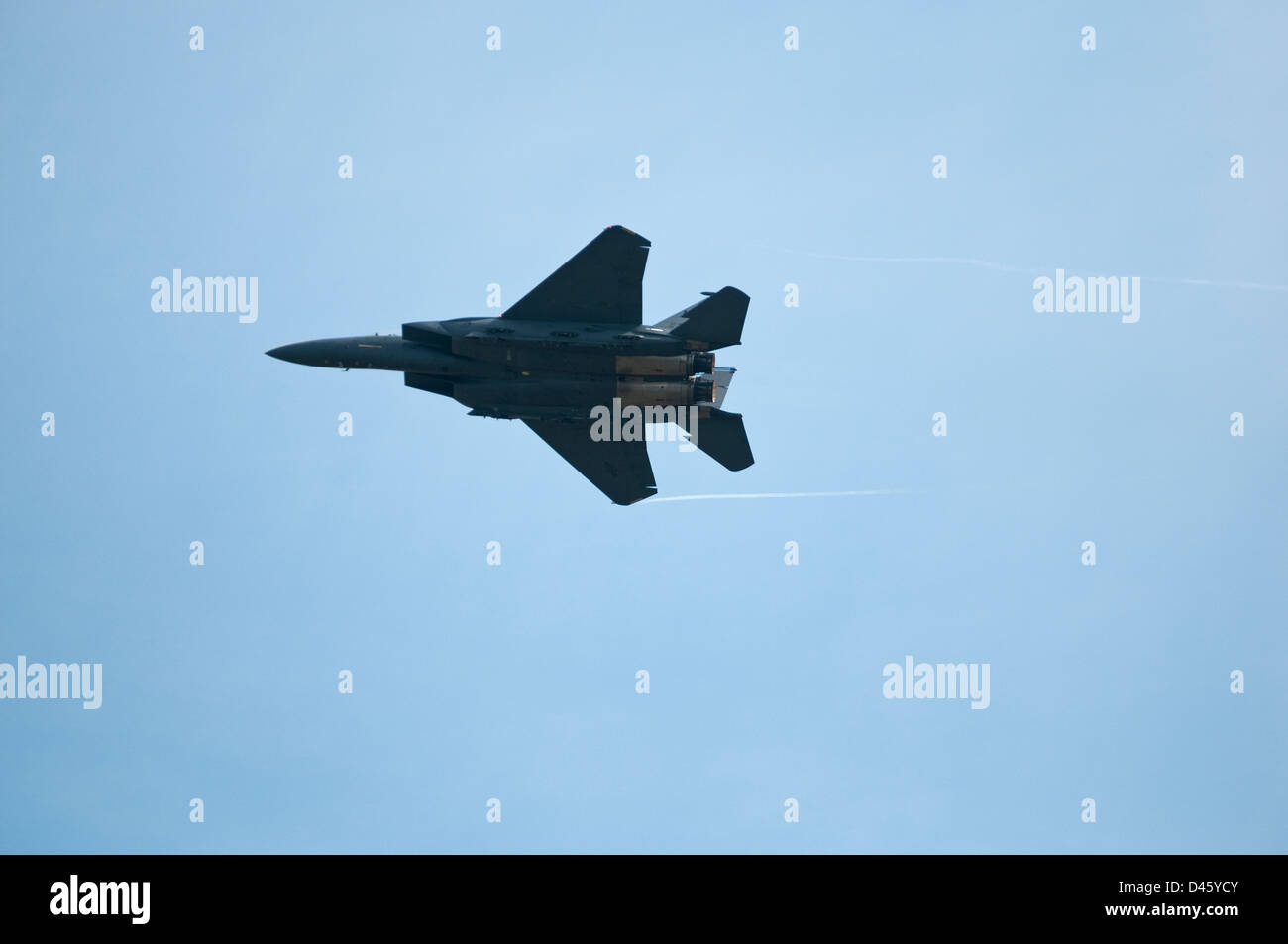 Eine moderne militärische F15 Düsenjäger gezeigt mit Geschwindigkeit fliegen. Stockfoto