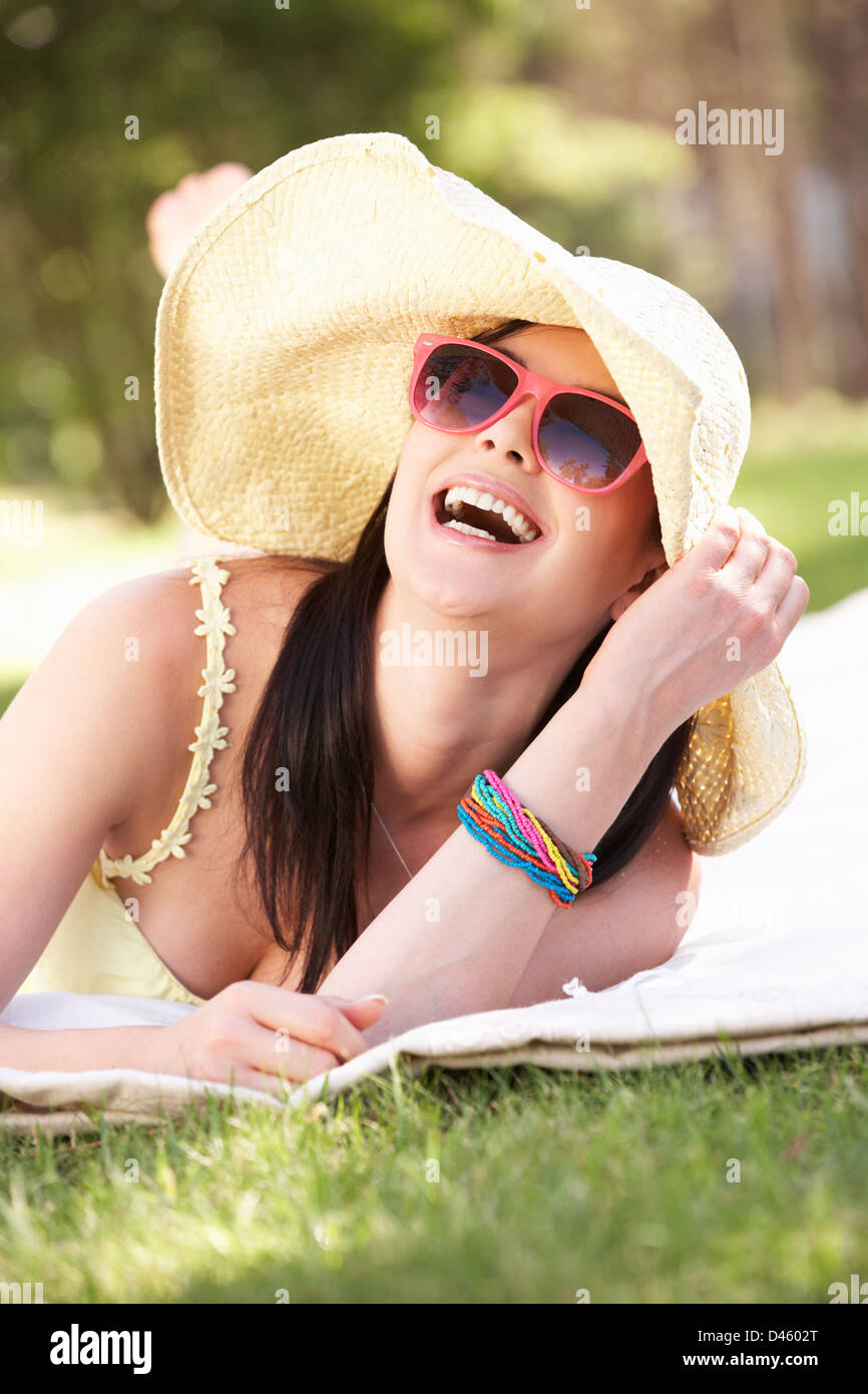Frau entspannend im Sommergarten Stockfoto