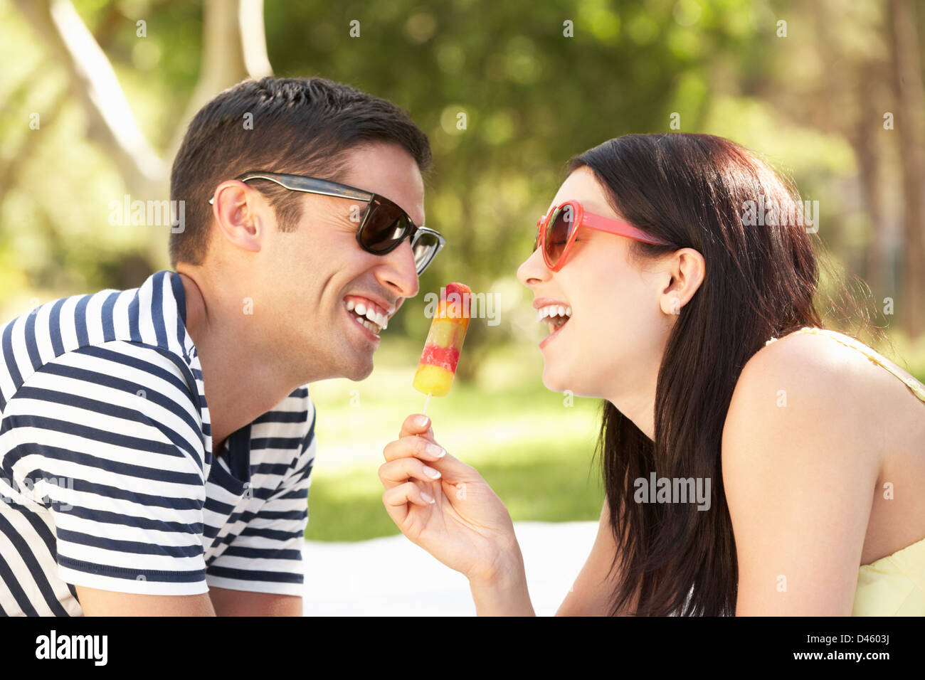 Paar entspannende zusammen im Garten essen Eis am Stiel Stockfoto
