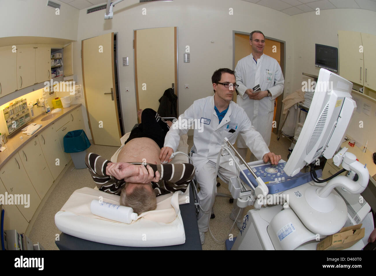 Ein Mann eine endoskopische Verfahren zur Erkennung einer vermuteten Hernie. Stockfoto