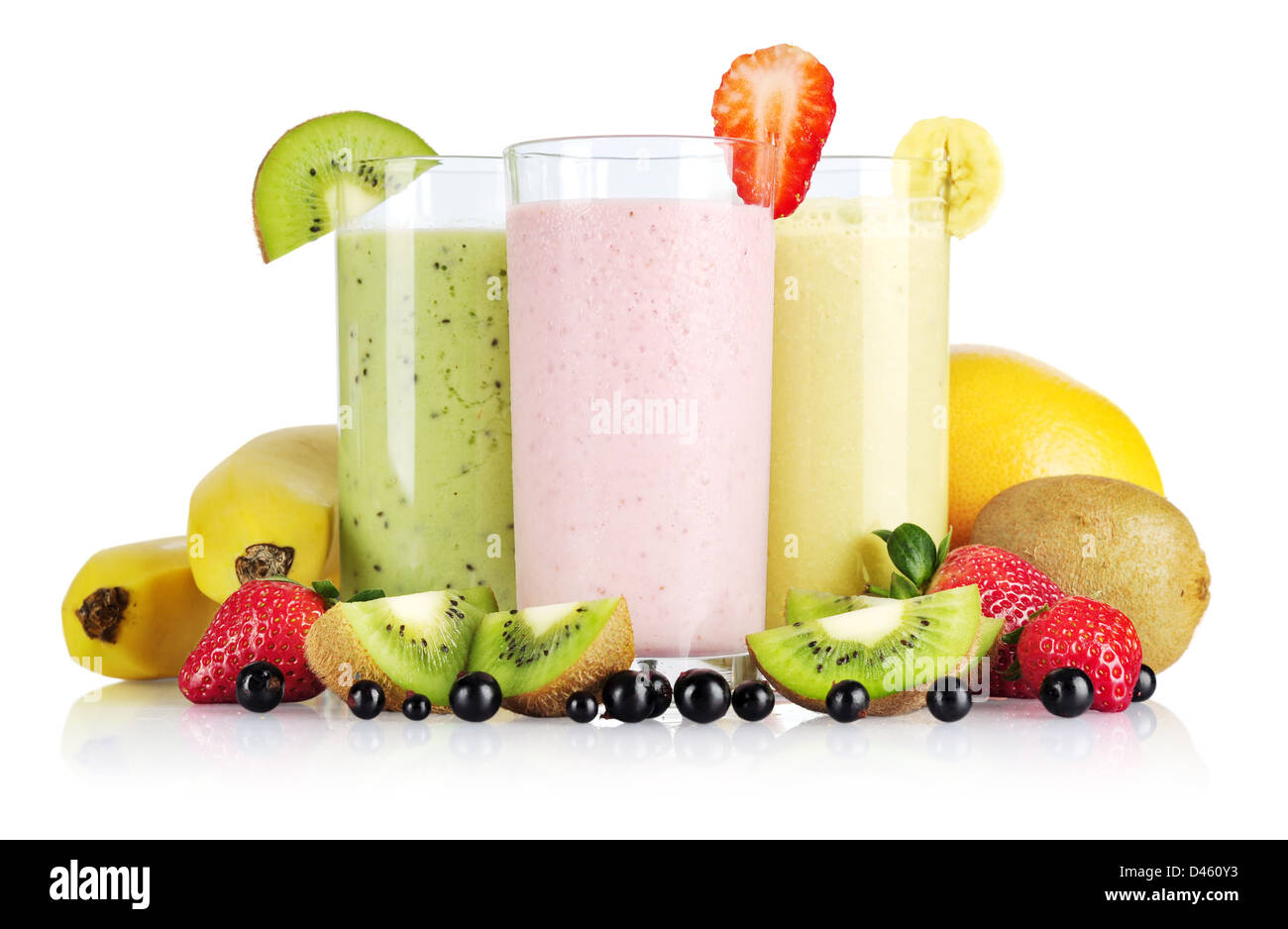 Frucht-Smoothies mit schwarzen Johannisbeeren, Erdbeeren, Kiwi, Orange und  Banane isoliert auf weißem Hintergrund Stockfotografie - Alamy