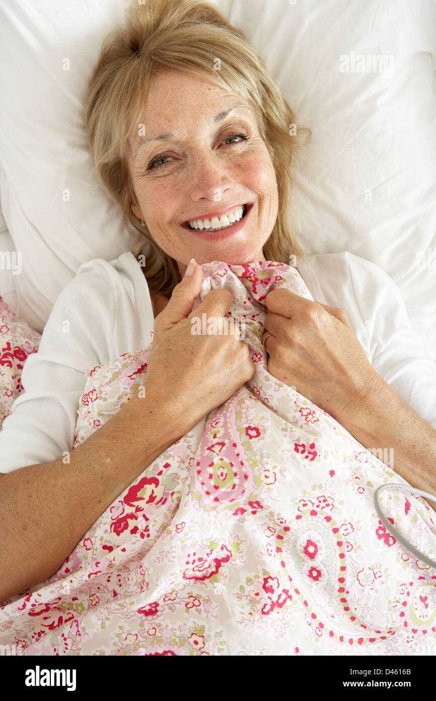 Ältere Frau im Bett entspannen Stockfoto