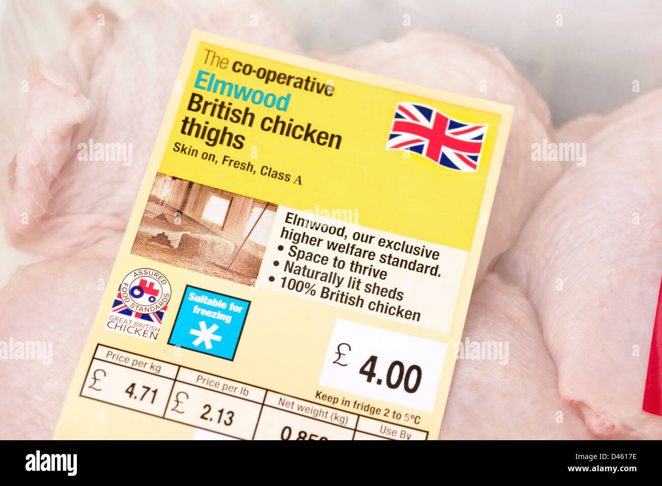 Co-Operative Elmwood britische Huhn Schenkel stammen vom hohen standard Betriebe mit Zeichen / Logos der britischen Bauernhof-standard-Logo Stockfoto