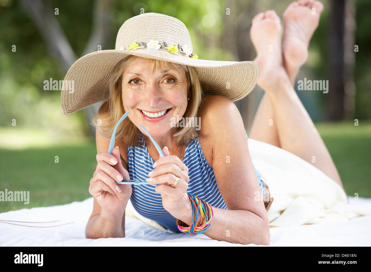 Entspannende Senior Woman im Sommergarten Stockfoto