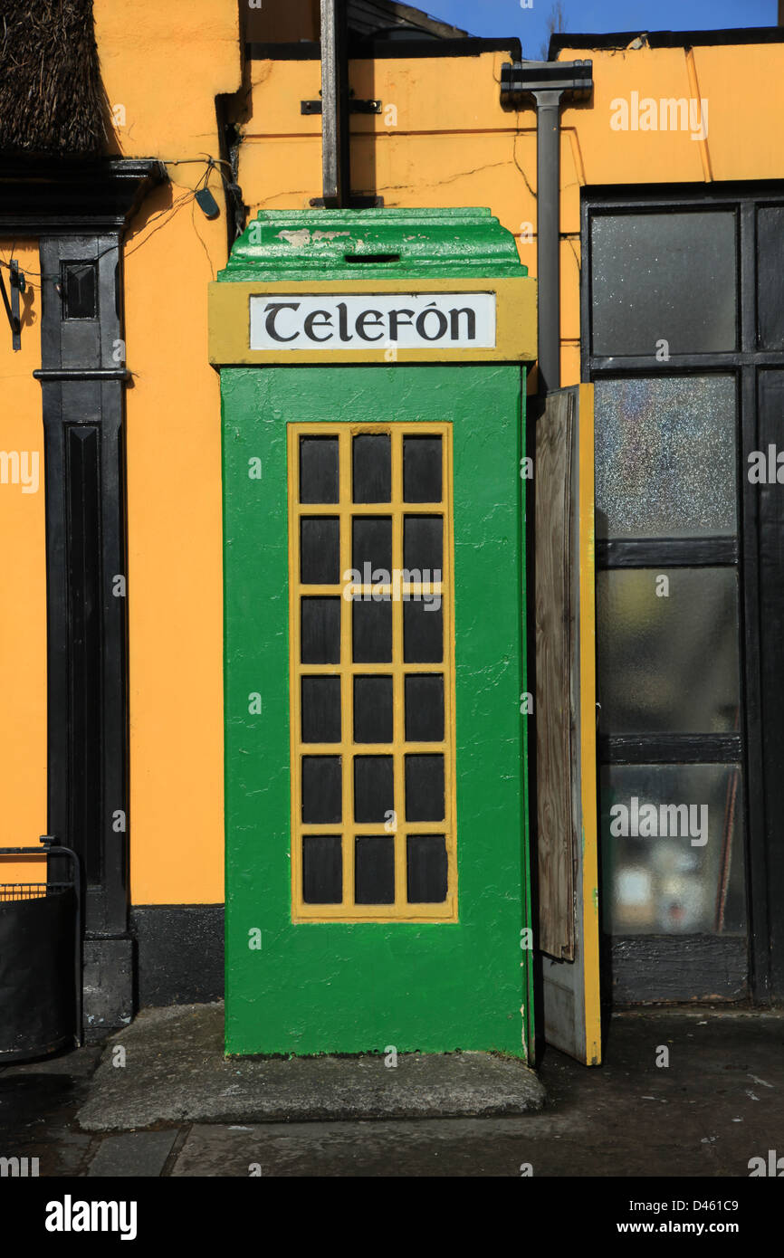 Alte Telefonzelle in Grün und Gold bemalt, auf eine irische am Straßenrand, irische Telefon Kiosk in die irische Landschaft, Stockfoto