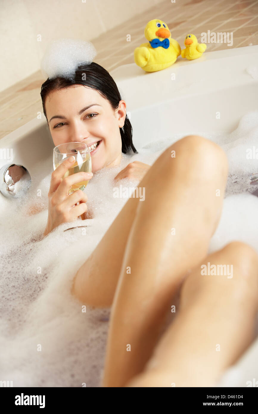 Frau mit Glas Wein gefüllt Schaumbad entspannen Stockfoto