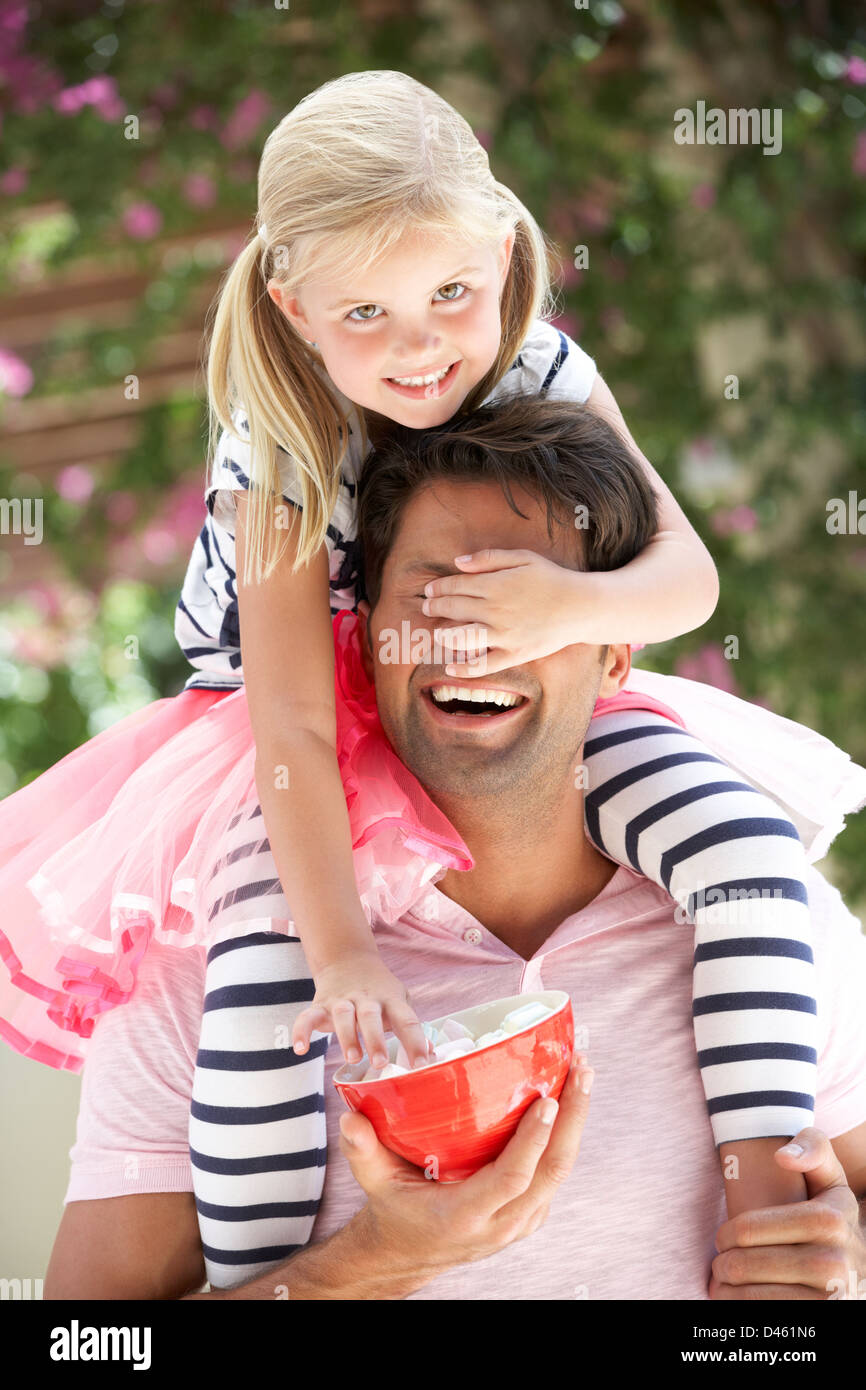 Vater Holding Tochter kopfüber im freien Stockfoto