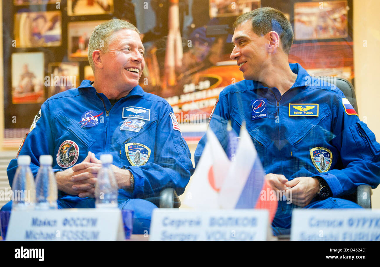 Die 28 Besatzungsmitglieder der Expedition, darunter Mike Fossum und Sergei Volkov, nehmen an einer Pressekonferenz in Baikonur, Kasachstan, Teil und erörtern ihre Aktivitäten vor dem Flug und ihre Mission zur Internationalen Raumstation. Stockfoto