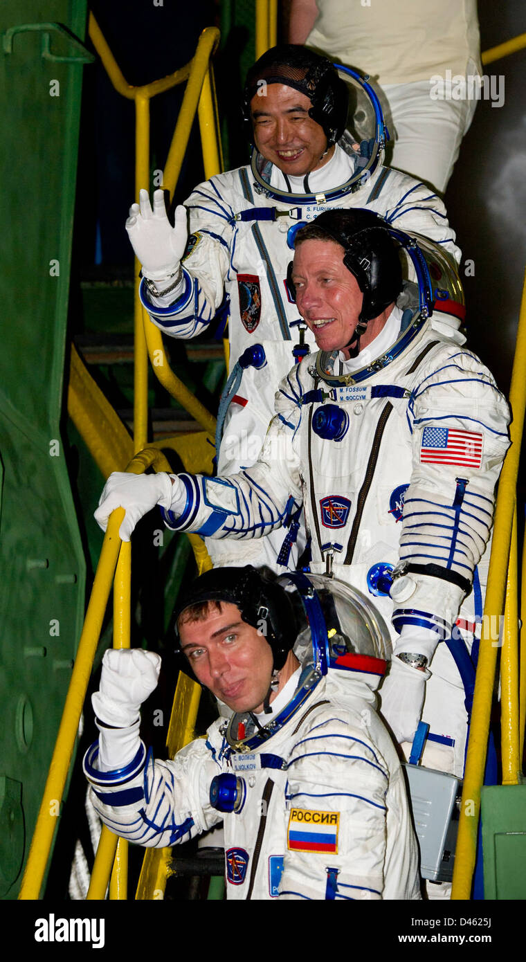 Die Astronauten Mike Fossum, Satoshi Furukawa und Sergei Volkov bereiten sich auf den Start der Expedition 28 vom Baikonur Cosmodrome in Kasachstan vor. Die Besatzung wird mit der Raumsonde Sojus als Teil ihrer Mission zur Internationalen Raumstation (ISS) in Zusammenarbeit mit der NASA und Roscosmos reisen. Stockfoto