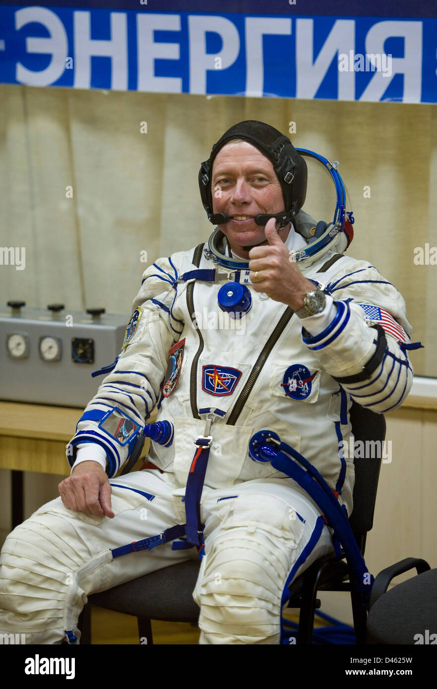 Die Besatzung der Expedition 28 bereitet sich auf ihre Mission an Bord der Sojus-Raumsonde auf dem Baikonur-Kosmodrom vor. Die Astronauten Mike Fossum, Satoshi Furukawa und Sergei Volkov unterziehen sich vor ihrem Start zur Internationalen Raumstation. Stockfoto