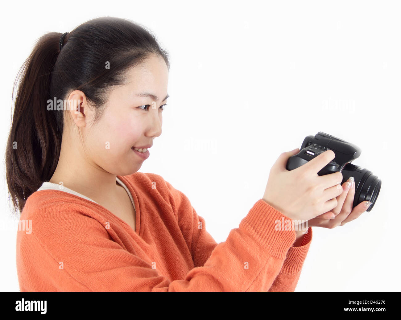 Fotografin im Studio mit einer Kamera. Stockfoto