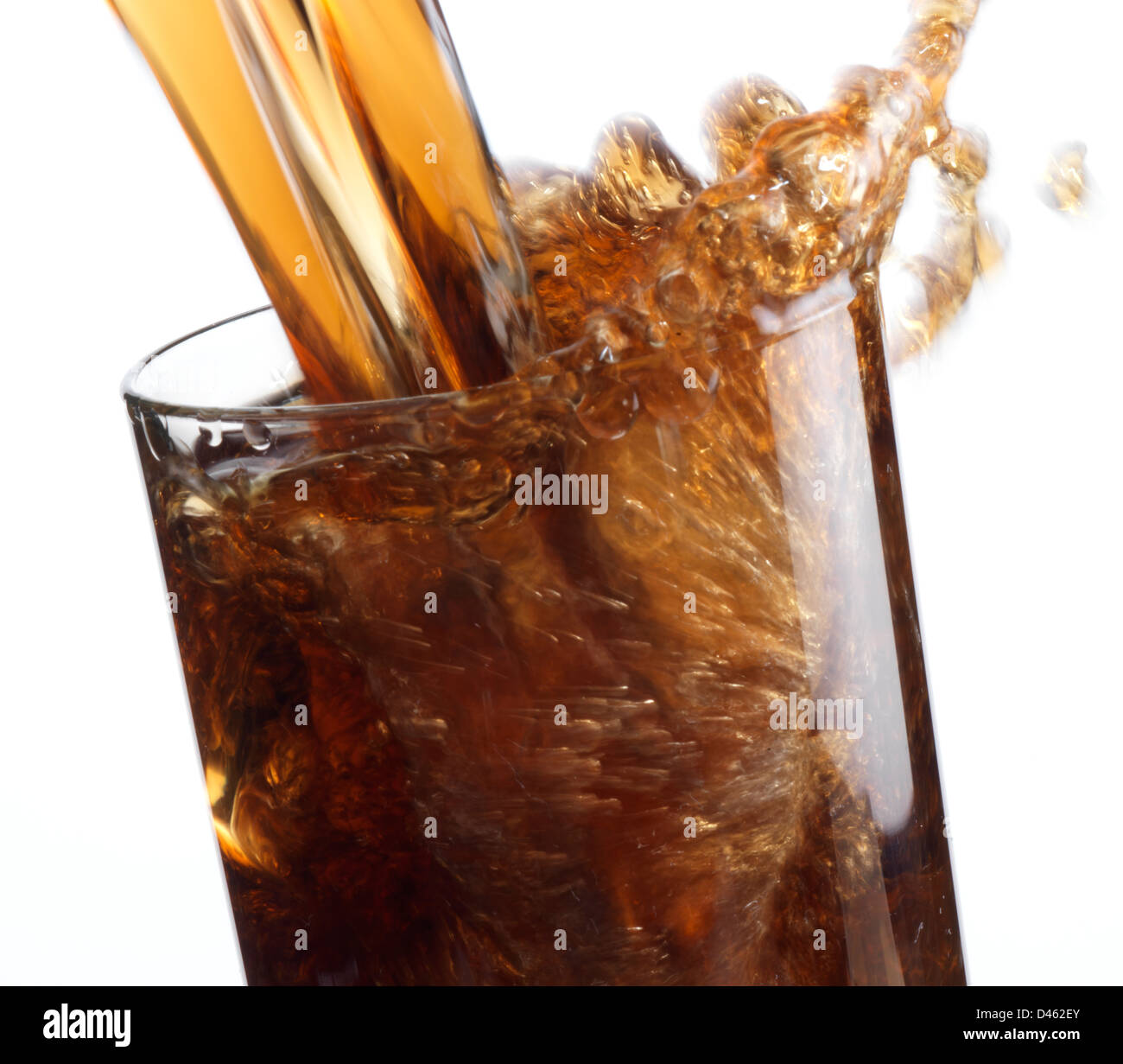 Eis-Cola in Glas, Splash, Bläschen, gießen Stockfoto