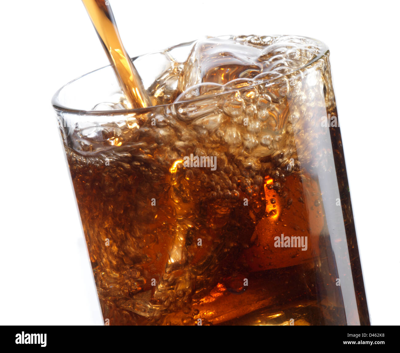 Cola in Glas, Bläschen und Eis gießen Stockfoto