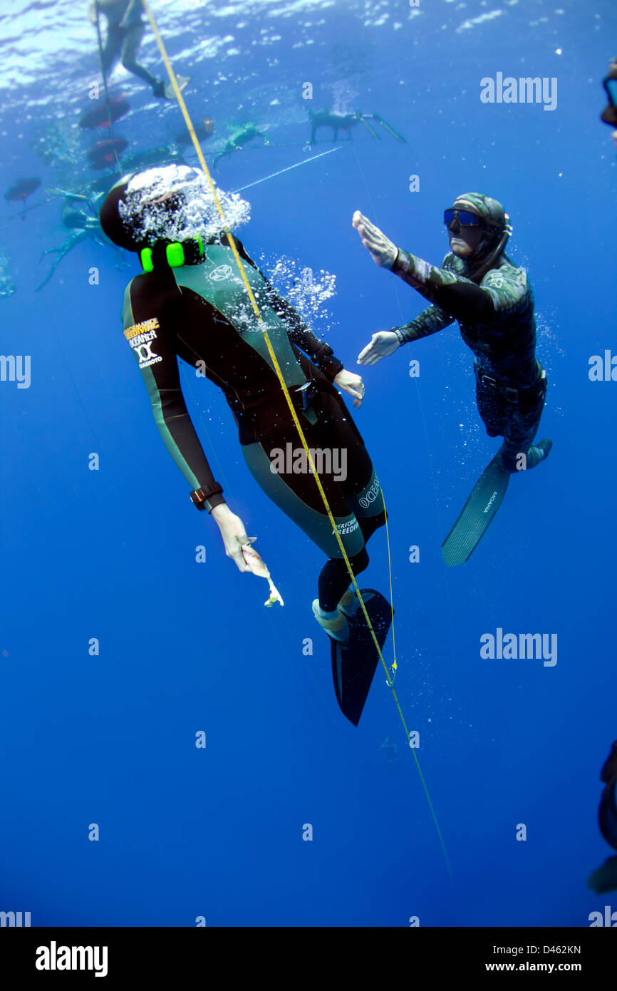 Asafety Taucher spots einen Teilnehmer, wie sie beim Wettbewerb DeJa Blue Oberflächen. Stockfoto