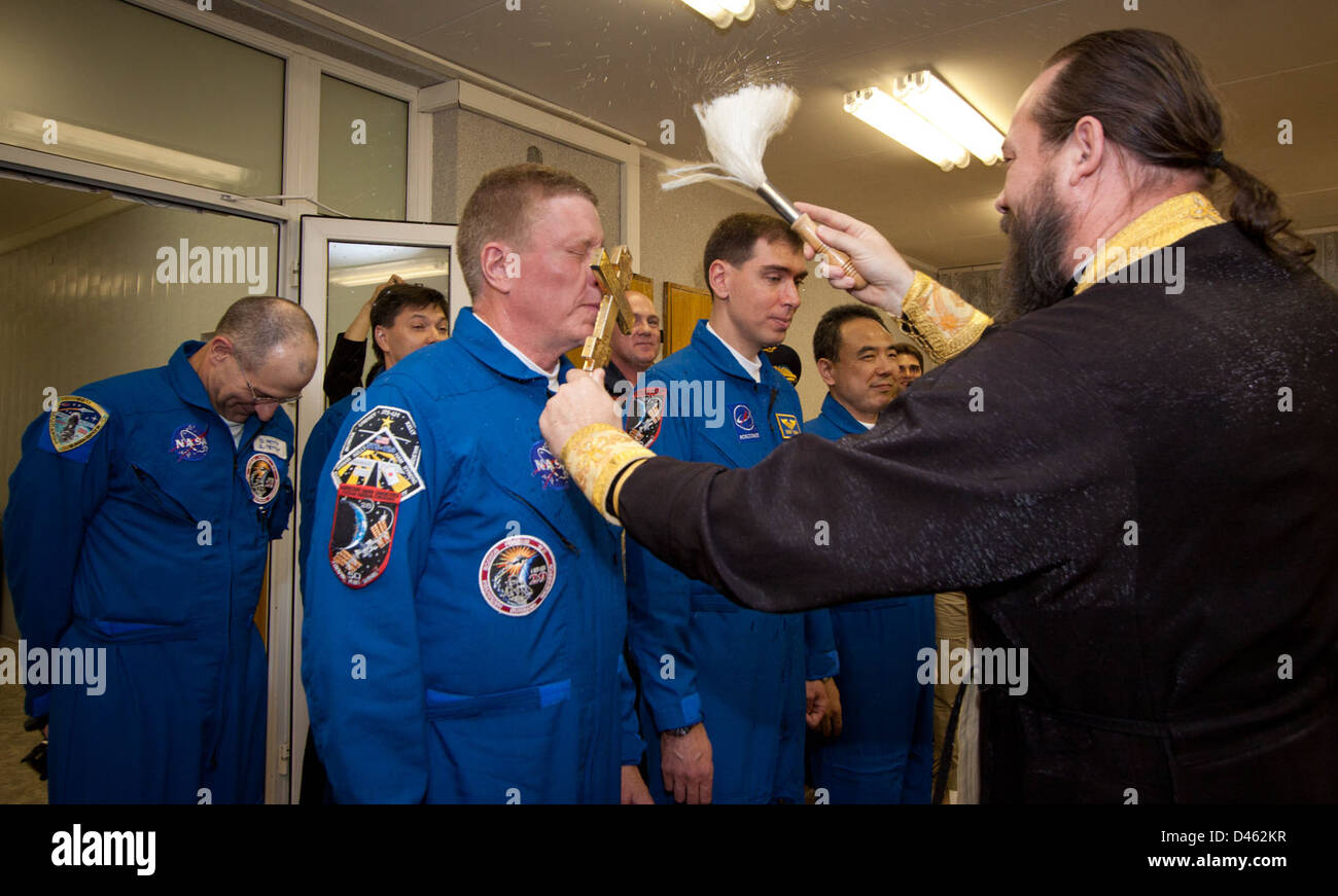 Astronauten der Expedition 28, darunter Mike Fossum, Satoshi Furukawa und Sergei Volkov, bereiten sich auf den Start zur Internationalen Raumstation vom Baikonur Cosmodrome vor. Die Mission wird zur laufenden Forschung an Bord der ISS beitragen. Stockfoto