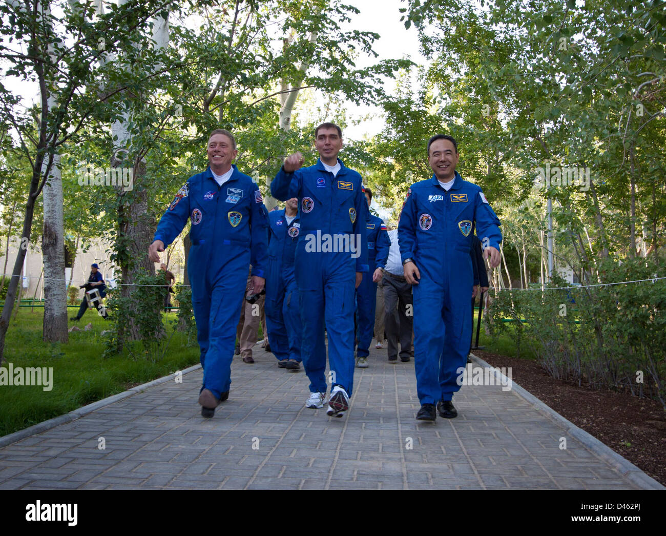 Die Astronauten Mike Fossum, Satoshi Furukawa und Sergei Volkov bereiten sich auf den Start zur Internationalen Raumstation vor, an Bord der Sojus-Raumsonde vom Baikonur Cosmonaut Hotel. Diese Mission ist Teil der Expedition 28, einer wichtigen ISS-Crew-Rotation. Stockfoto