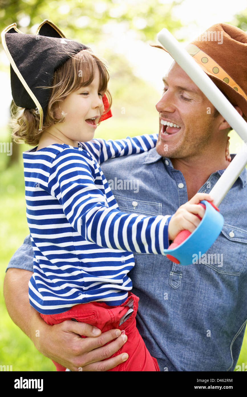 Vater spielen, spannenden Abenteuer-Spiel mit Sohn In der Sommerwiese Stockfoto