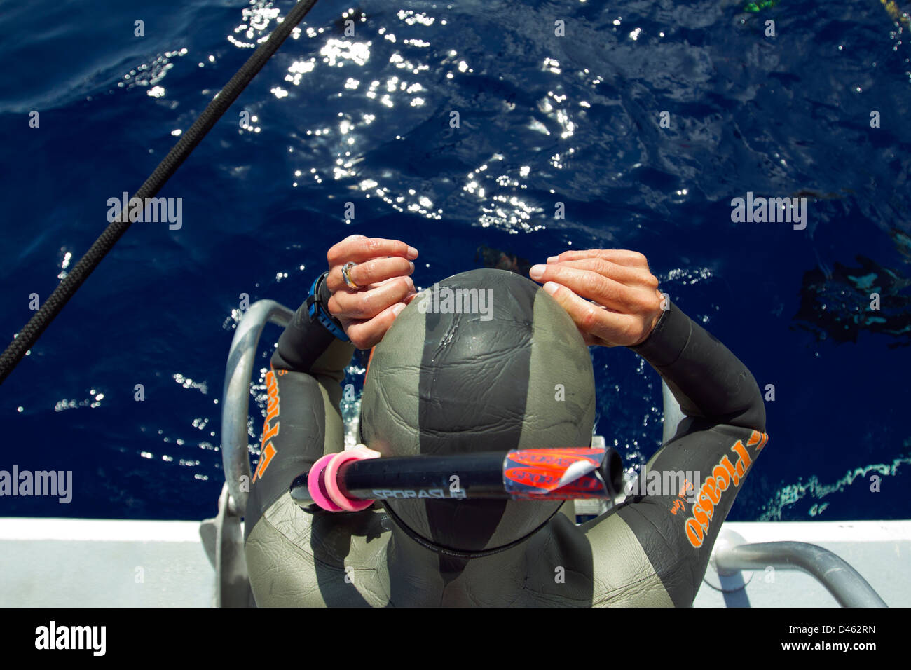 Ein Taucher Sicherheit bereitet, Einrichten der Sprungtürme in dem Wasser, bevor der Morgen Wettbewerb Wesen zu helfen. Stockfoto