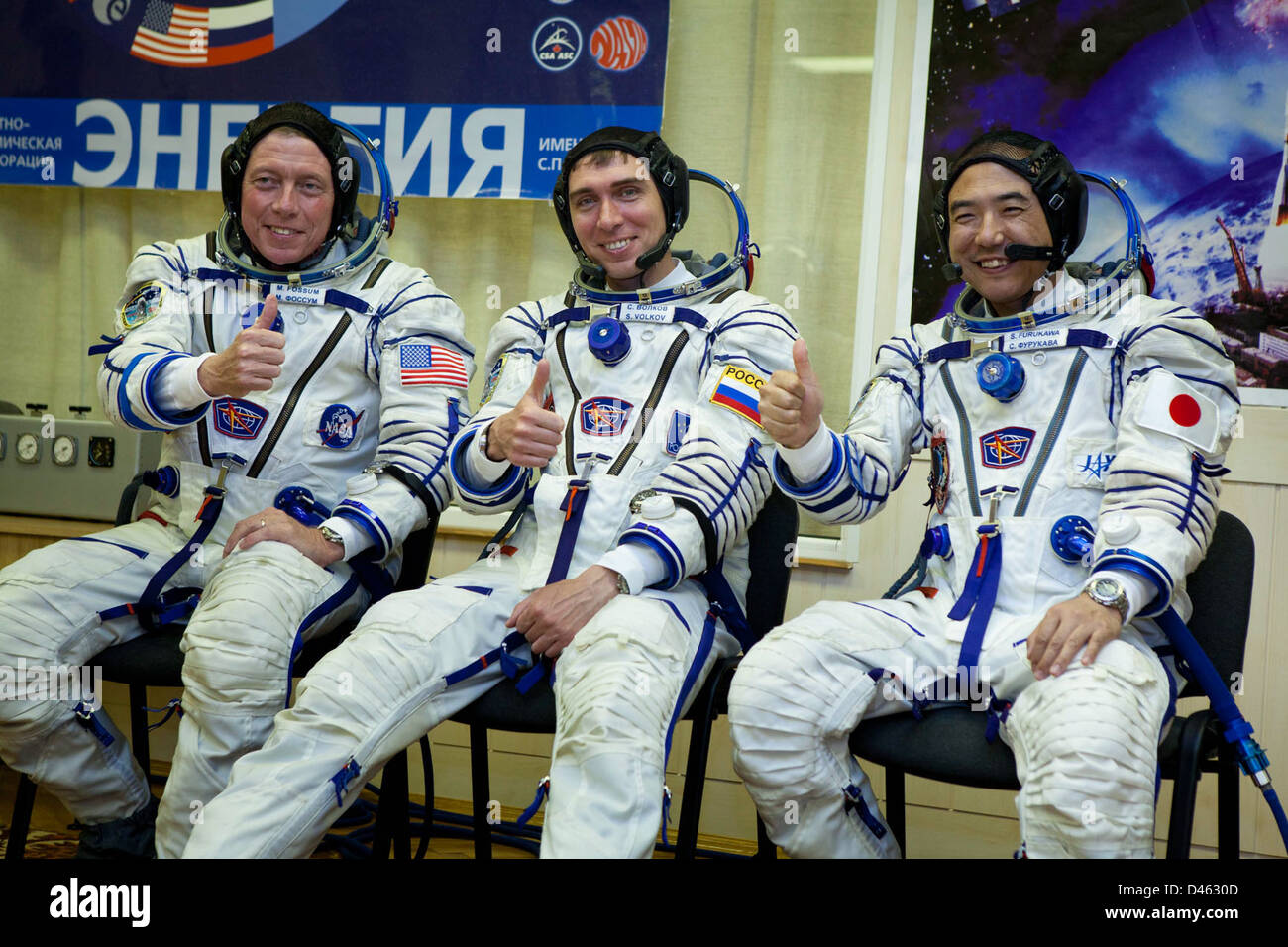 Die Besatzung der Expedition 28 bereitet sich auf den Start am Baikonur Cosmodrome vor. Die Besatzung umfasst Astronauten von Roscosmos, der NASA und der JAXA und wird an Bord der Sojus-TMA-Raumsonde für die Internationale Raumstation starten. Stockfoto