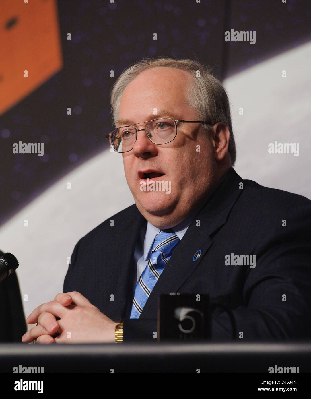 Ein Mediengespräch im Applied Physics Laboratory der NASA in Washington, D.C., spricht über die MESSENGER-Mission nach Mercury. Ziel der Mission ist es, die Atmosphäre, die Oberfläche und das Magnetfeld des Quecksilbers zu untersuchen und kritische Daten über die Eigenschaften des Planeten zu liefern. Stockfoto