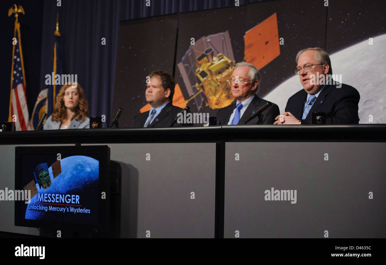 Ein Briefing im Labor für angewandte Physik in Washington, D.C., über die MESSENGER-Mission zum Mercury. Wissenschaftler, darunter Paul Alers und Ralph McNutt, diskutierten die Mission des Raumschiffs, die Atmosphäre und die Oberfläche des Planeten zu untersuchen. Stockfoto