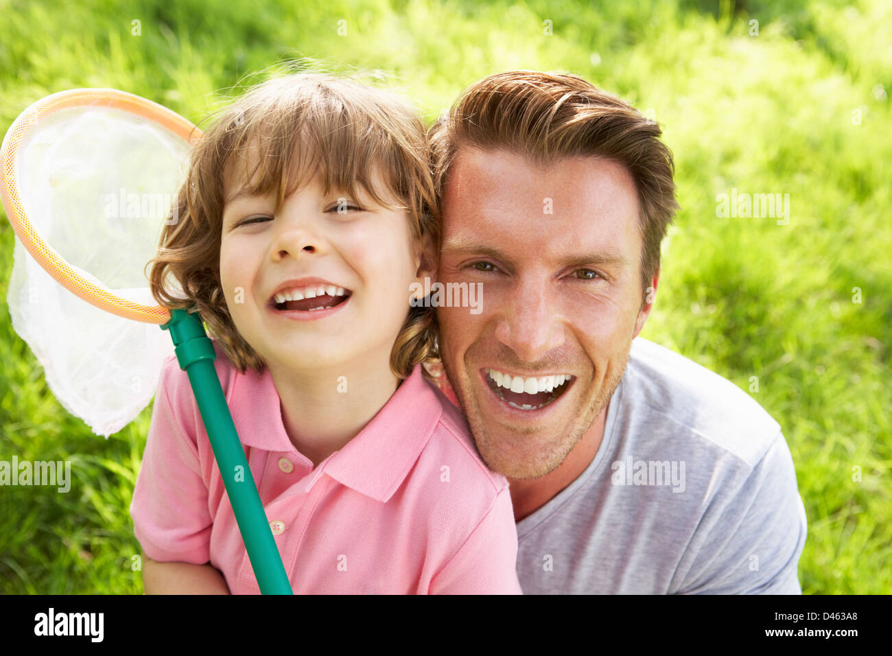 Vater und Sohn im Feld mit Insektennetz Stockfoto