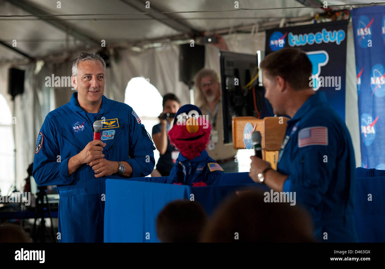 Das STS-135 Tweetup Event fand im Juli 2011 in Cape Canaveral statt und bot NASA-Enthusiasten die Möglichkeit, mit Astronauten wie Doug Wheelock und Mike Massimino zu interagieren. Die Veranstaltung bot Einblicke in die letzte Mission des Space Shuttle Atlantis sowie Gelegenheit für Social-Media-Kontakte mit NASA-Mitarbeitern und Weltraumbegeisterten. Stockfoto