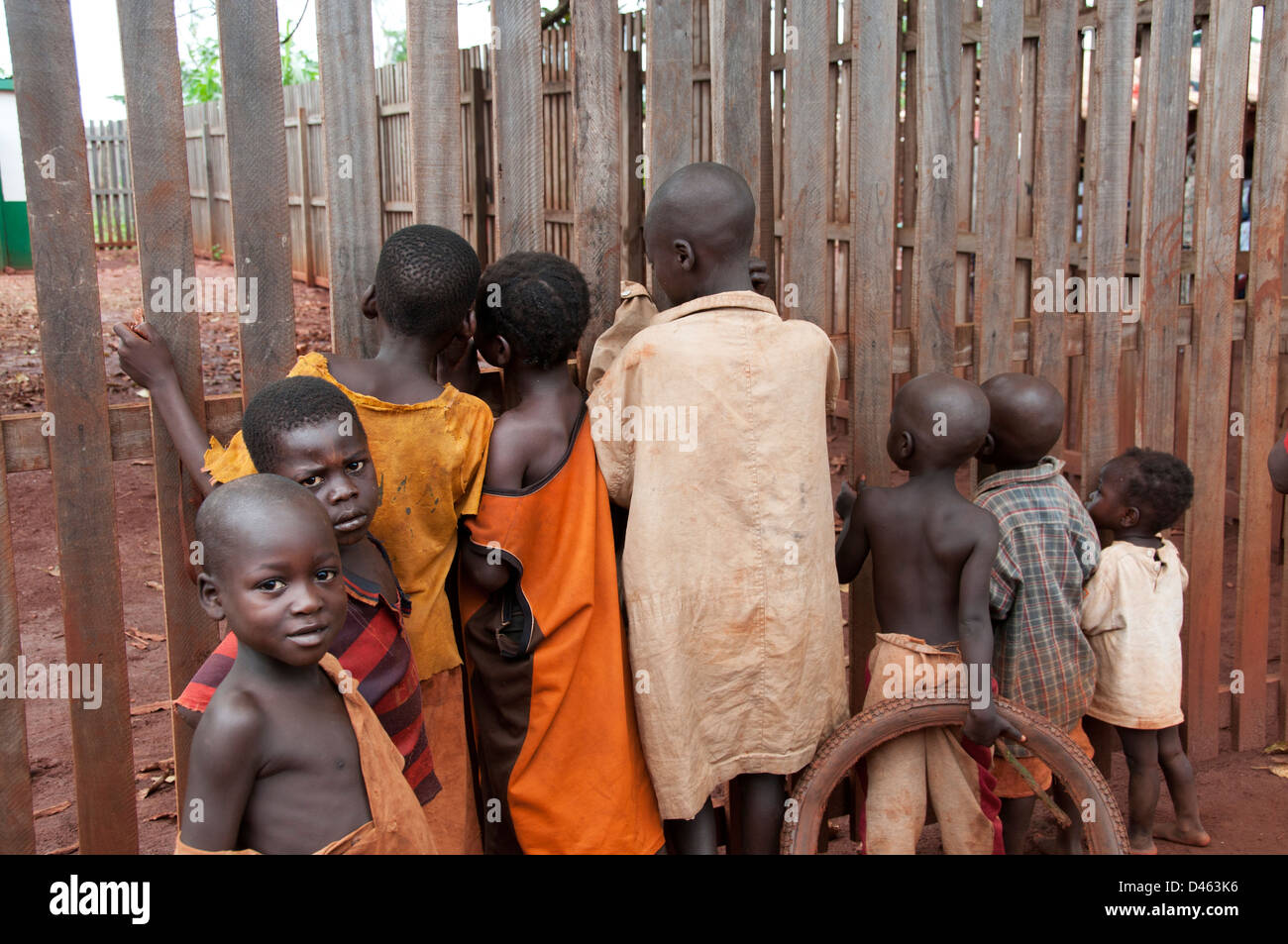 Zentralafrikanische Republik. August 2012. Batalimo Lager für kongolesische Flüchtlinge.-jungen neben einem Zaun Film anhören Stockfoto