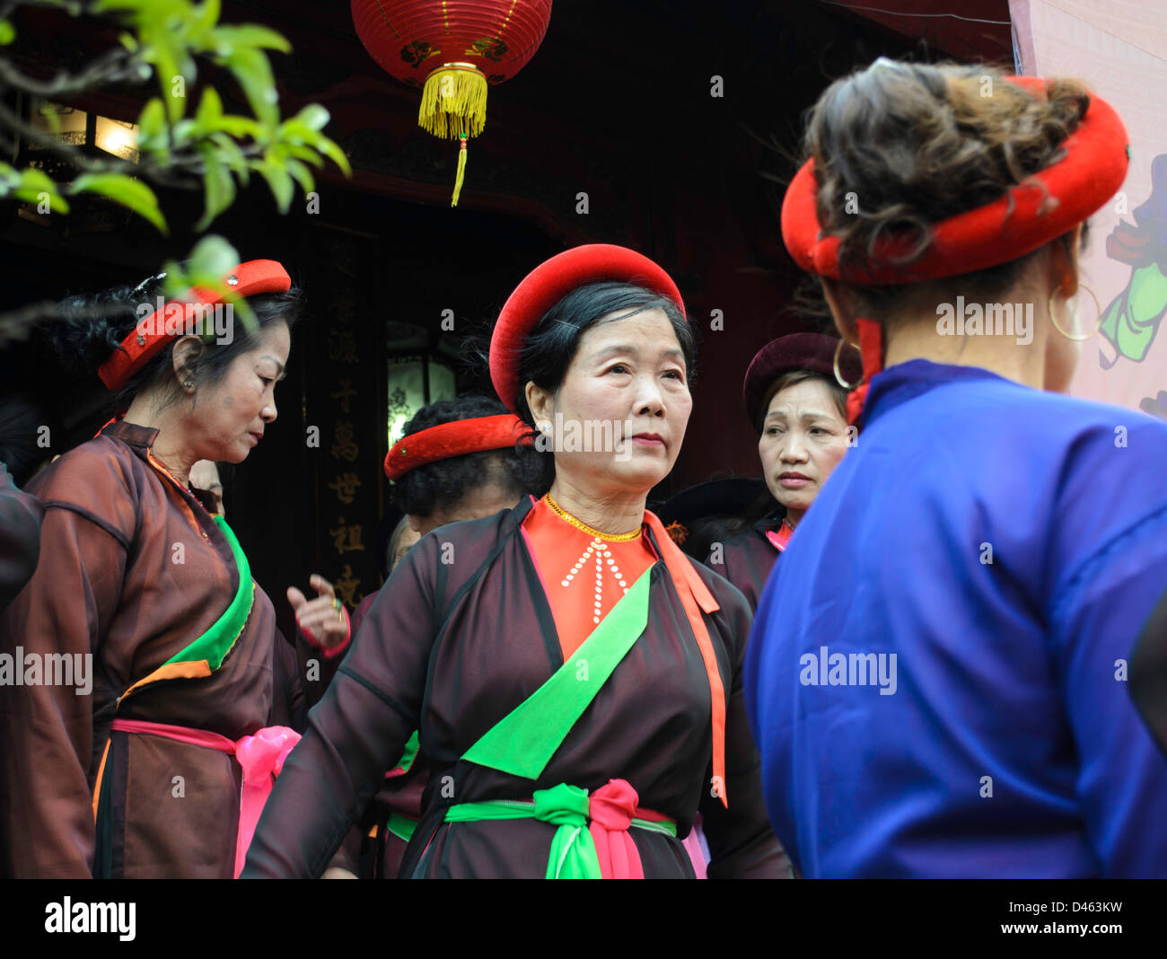 Vietnamesische Frauen in traditioneller Tracht während Poesie Nationalfeiertag auf den Literaturtempel in Hanoi Stockfoto