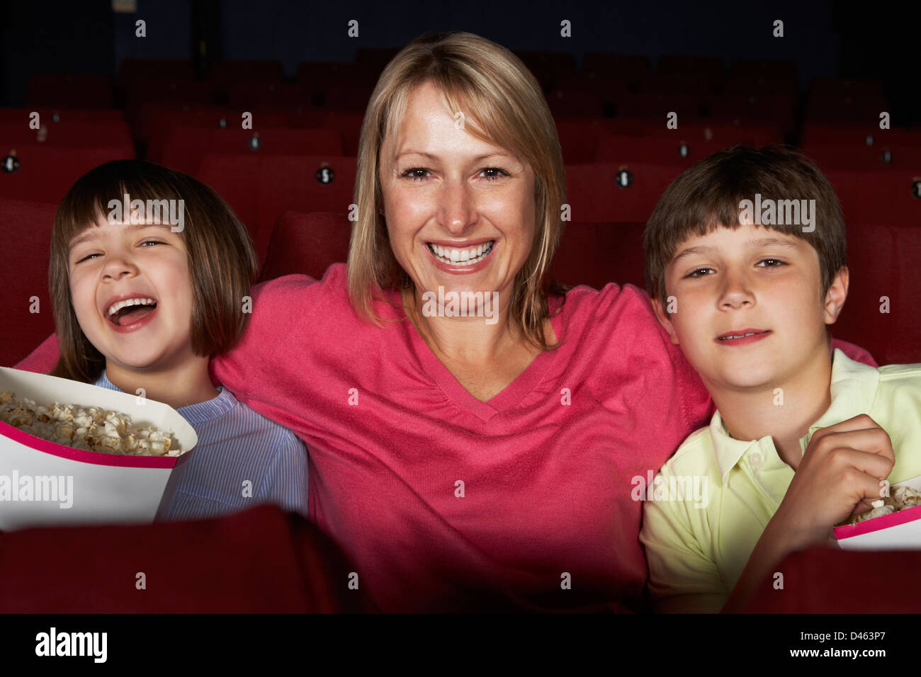 Mutter beobachtete Film im Kino mit zwei Kindern Stockfoto