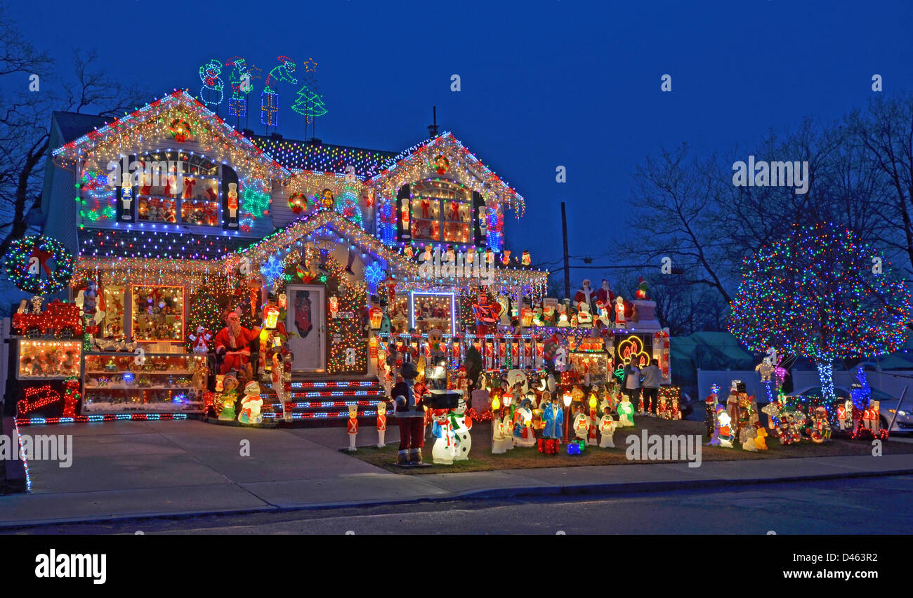 Haus in Bayside, Queens, New York mit aufwendiger Beleuchtung zu Weihnachten  Stockfotografie - Alamy