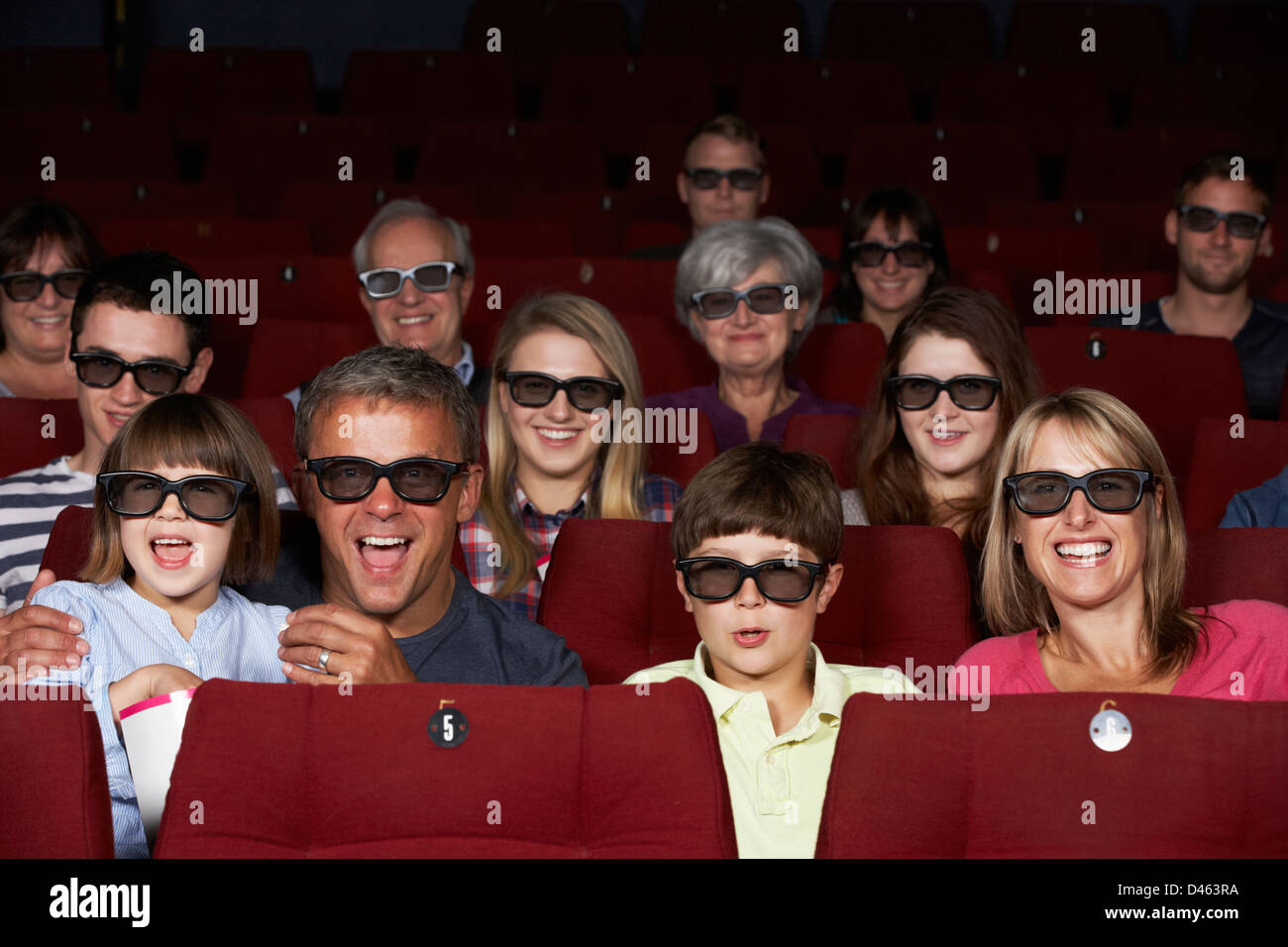 Familie 3D Film im Kino anschauen Stockfoto