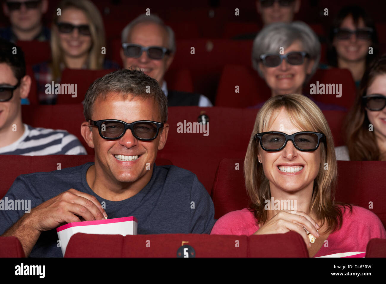 Paar 3D Film im Kino anschauen Stockfoto