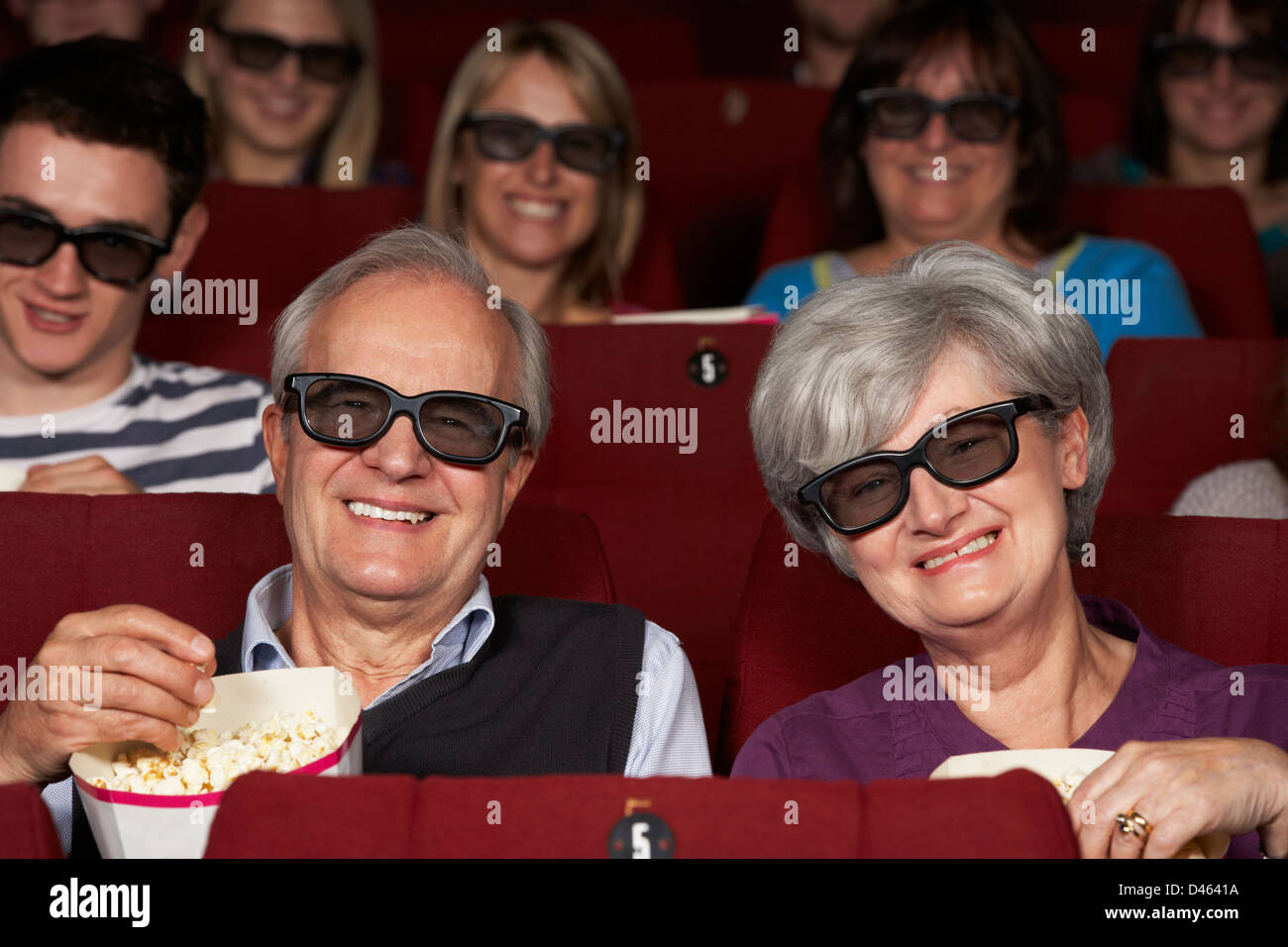 Älteres paar 3D Film im Kino anschauen Stockfoto