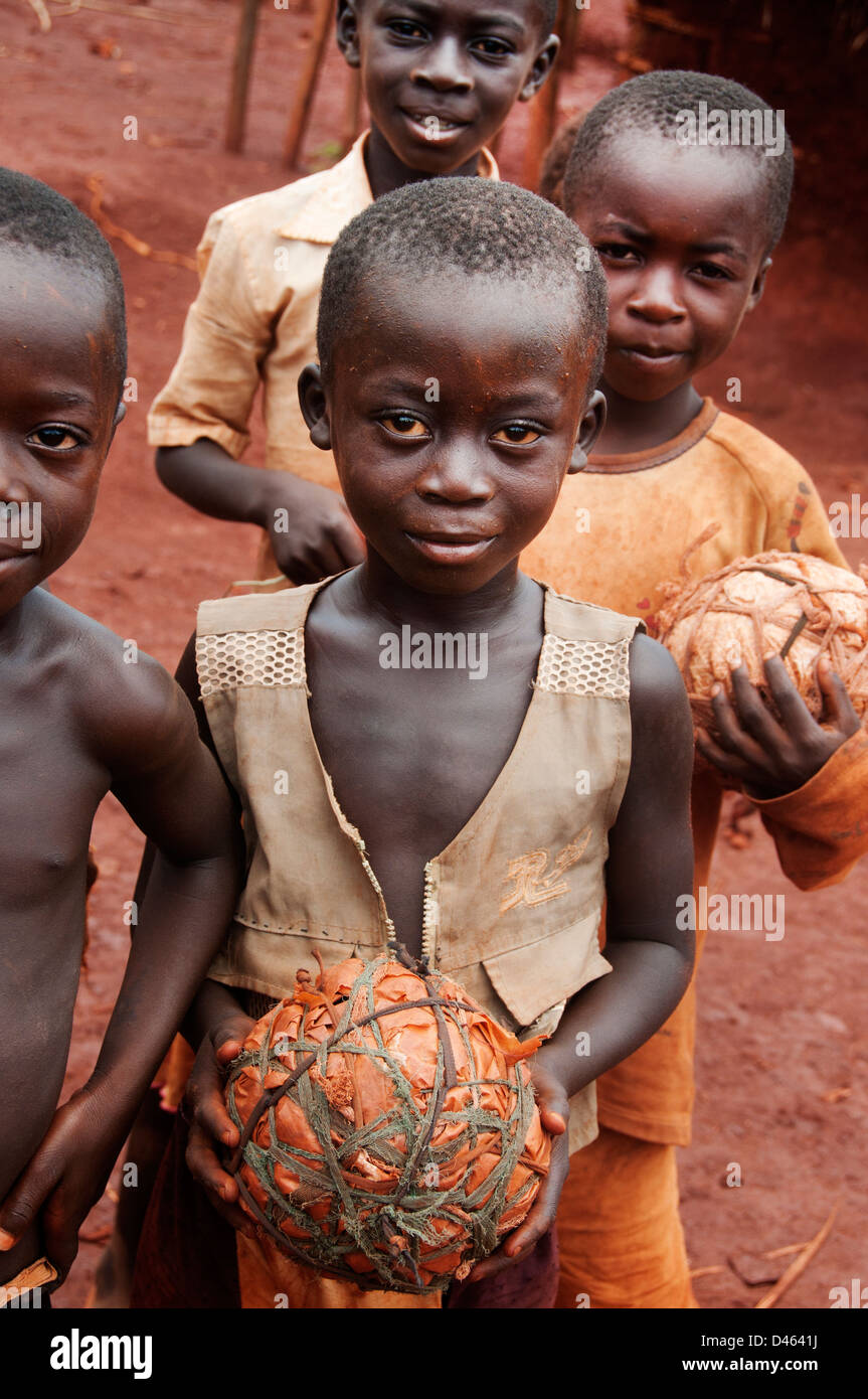 Zentralafrikanische Republik. August 2012. Batalimo Lager für kongolesische Flüchtlinge. Jungen mit selbst gebastelten Fußball Stockfoto