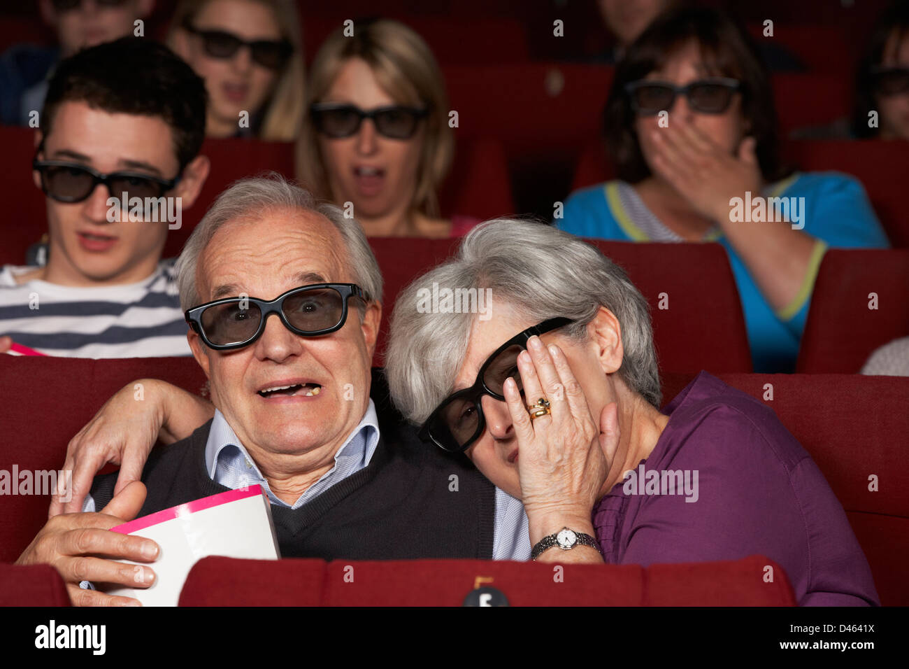 Älteres paar 3D Film im Kino anschauen Stockfoto