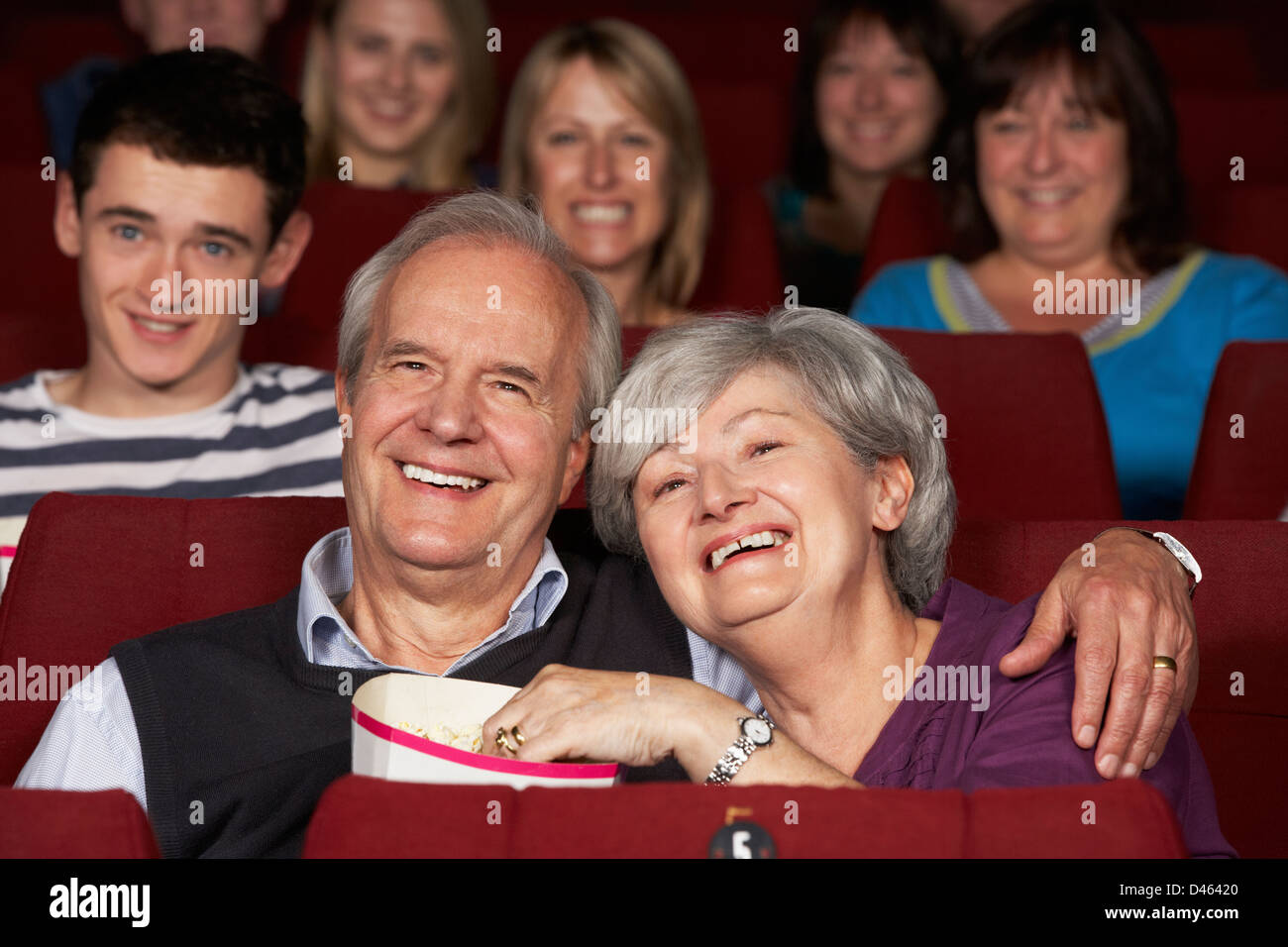 Älteres paar Film im Kino anschauen Stockfoto
