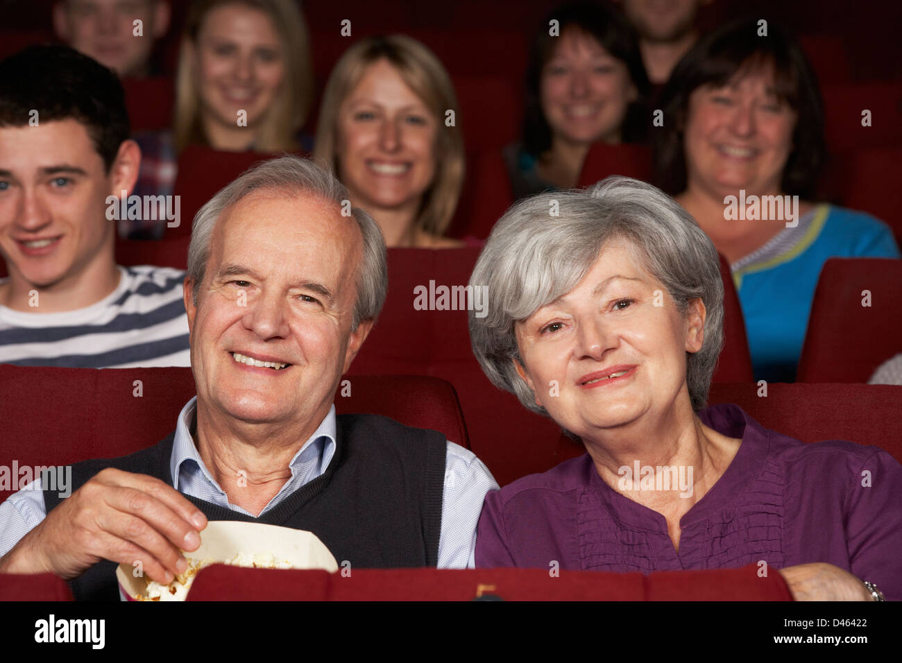 Älteres paar Film im Kino anschauen Stockfoto